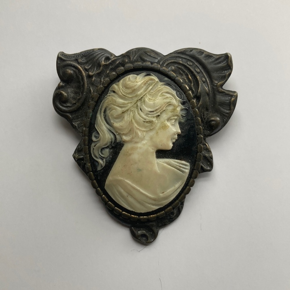 Ornate Victorian Cameo Brooch